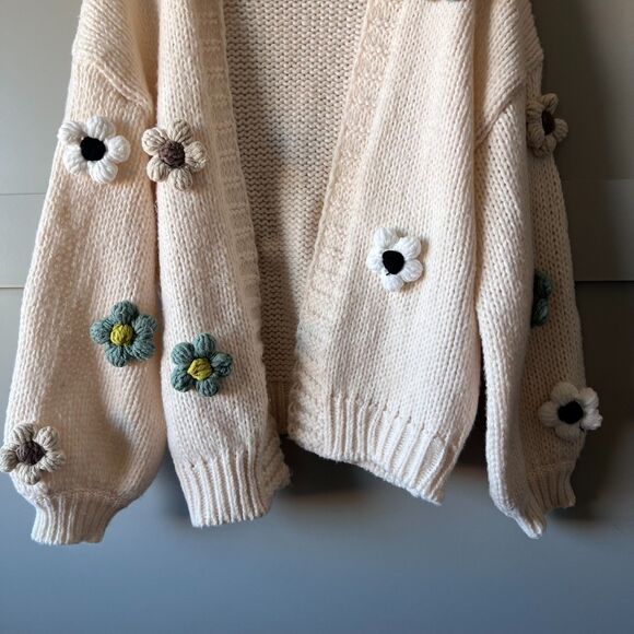 She + Sky 3D Flower Cardigan Sweater Medium Beige Chunky Knit Cottagecore Floral - Picture 3 of 10